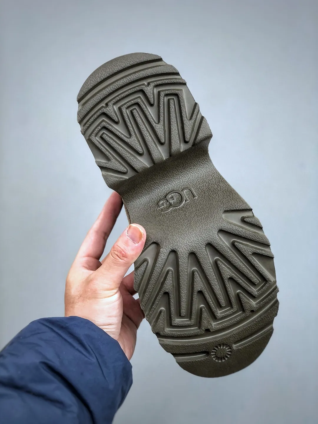 Local self-pickup💰700 supports store placement. The top version on the market UGG Fishman Thick-soled Pencil Boots. 5cm thick sole. Xiaohongshu’s hot model. Produced by a major foreign trade factory in Guangzhou. Toe box to insole are all made of genuine sheep fur. Independent outer box packaging. Chip. Waterproof technology. Differentiated from any version on the market. 5cm thick sole. Independent original development of outsole. Cashmere insole. Keep warm in winter. It is a very suitable choice for home use. In the new year, uug launches a style series. Partly catered to the preferences of young consumers, it has also moved to the forefront of fashion trends. Shoe body material: water-repellent coated suede upper, 17 mm UGGPURE™ implanted wool insole, lightweight non-slip and comfortable rubber outsole, with brand LOGO and trademark, with full packaging. Size: 35 36 37 38 39 40
